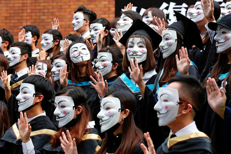 Hong-Kong- se-disfraza-Halloween-celebración-comercios-negocios-protestas-manifestantes-