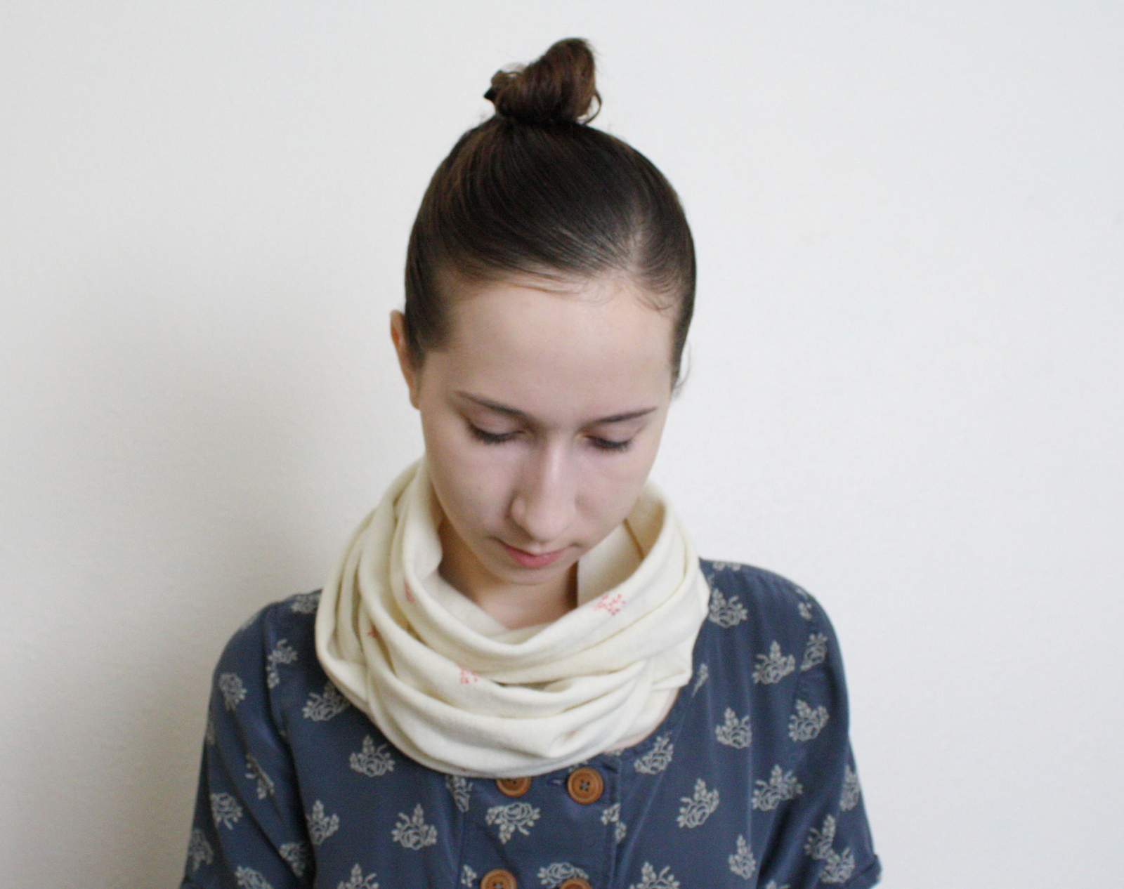 Bekväm Holiday 09 — Delicate floral print scarf
