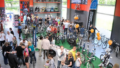 Viele Besucher kamen mit dem Rad, erste Anlaufstelle war da natürlich Jürgens Bike Shop Viele Besucher kamen mit dem Rad, erste Anlaufstelle war da natürlich Jürgens Bike Shop