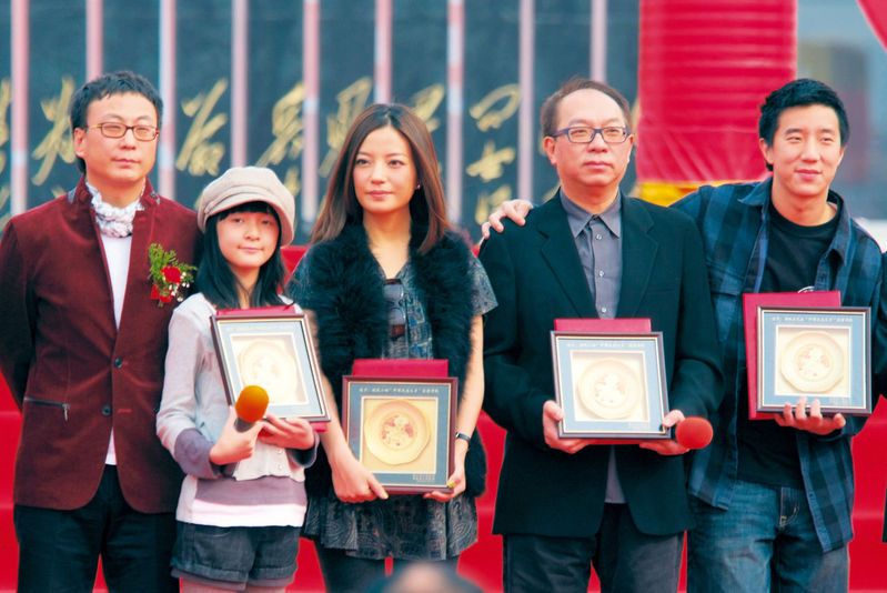 Triệu Vy Phùng Tổ Danh vinh dự trở thành công dân danh dự “Quê Hương Mộc Lan Trung Quốc” | 赵薇房祖名荣获“中国木兰之乡”荣誉市民证书