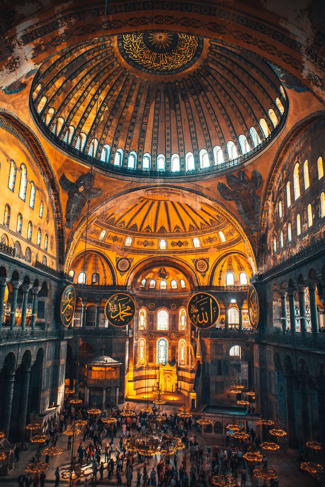 2 days in Istanbul itinerary, the vast hall of the Hagia Sophia lit up in the evening with large crowds admiring its architecture