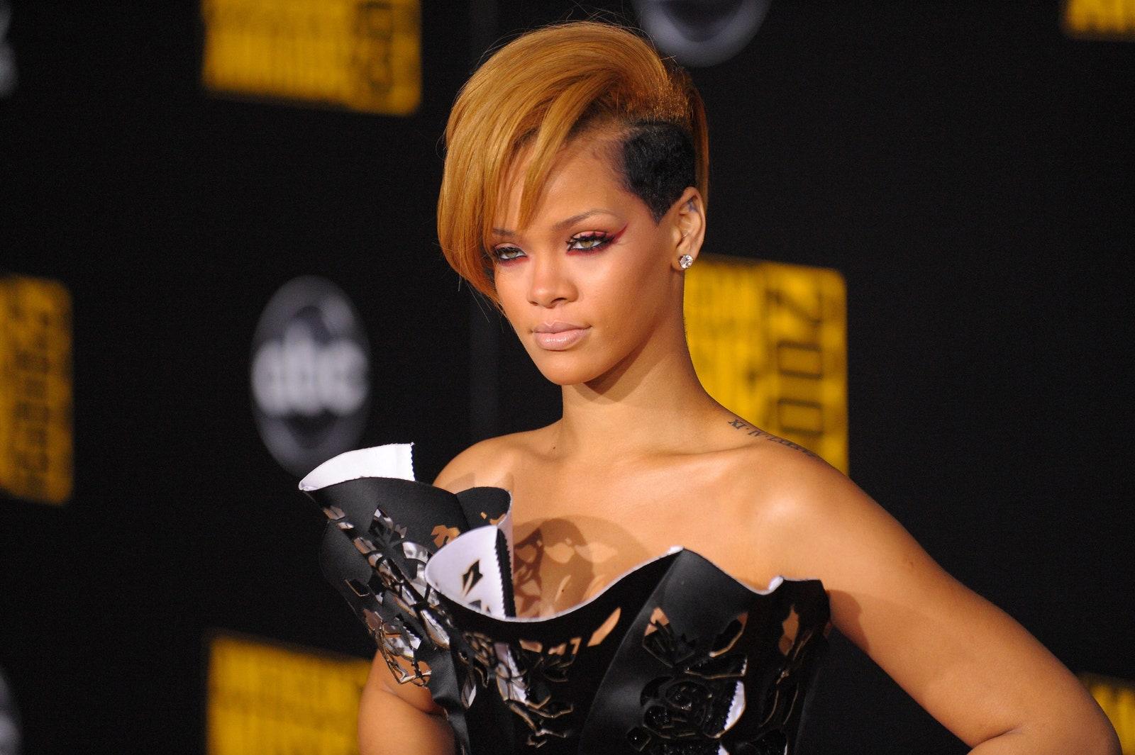 Rihanna arrives at the 2009 American Music Awards on November 22 2009 in Los Angeles.