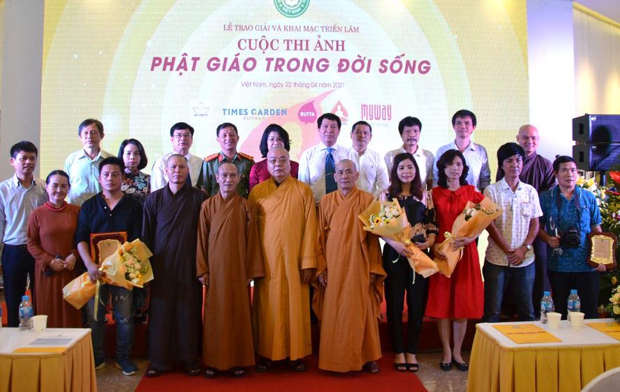 Đại diện Ban tổ chức, các đại biểu và tác giả được trao giải cuộc thi ảnh 