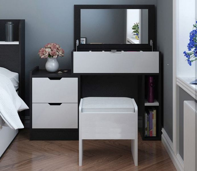 Bàn trang điểm nhựa có kích thước nhỏ nhắn, trọng lượng vừa phải