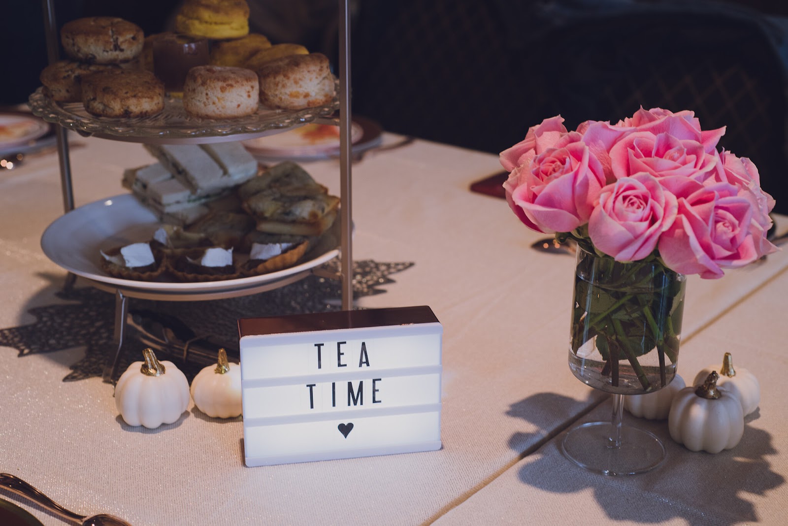 autumn-tea-letter-box-decoration-roses-lily-muffins