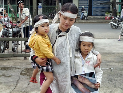 Chị Trần Thị Tâm vợ anh Ngô Thanh Kiều cùng 2 con gái, bé Ngô Thị Thanh Thảo (8 tuổi) và Ngô Thị Kim Oanh (2 tuổi) tại phiên tòa ngày 10-3. Anh Ngô Thanh Kiều đã bị đánh đến chết tại trụ sở công an Tuy Hòa