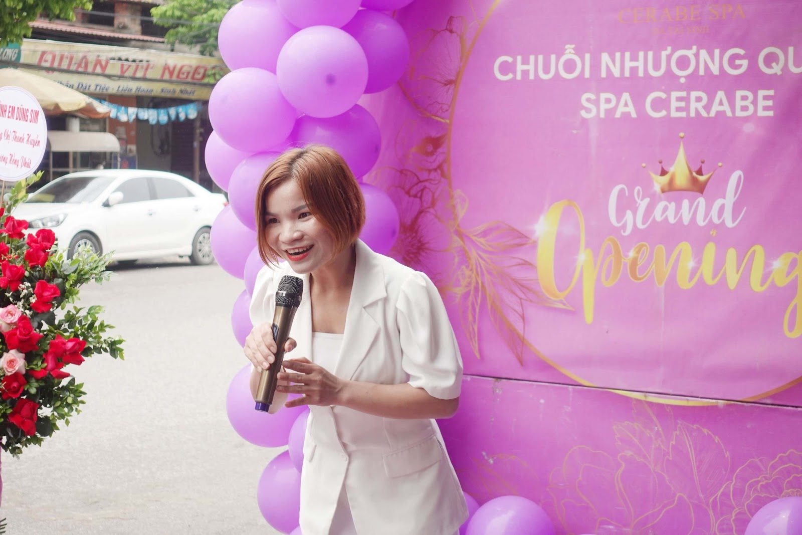 CEO - Tân chủ Spa Hoàng Huyền cảm ơn quý đôi tác, quý khách hàng tại buổi khai trương