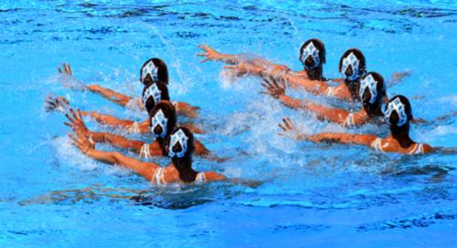 Synchronschwimmer im Wasser