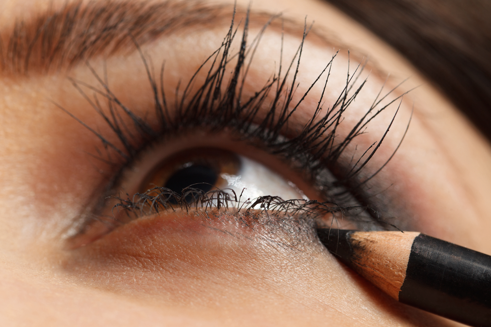 What’s the Difference Between Kohl vs. Eyeliner?