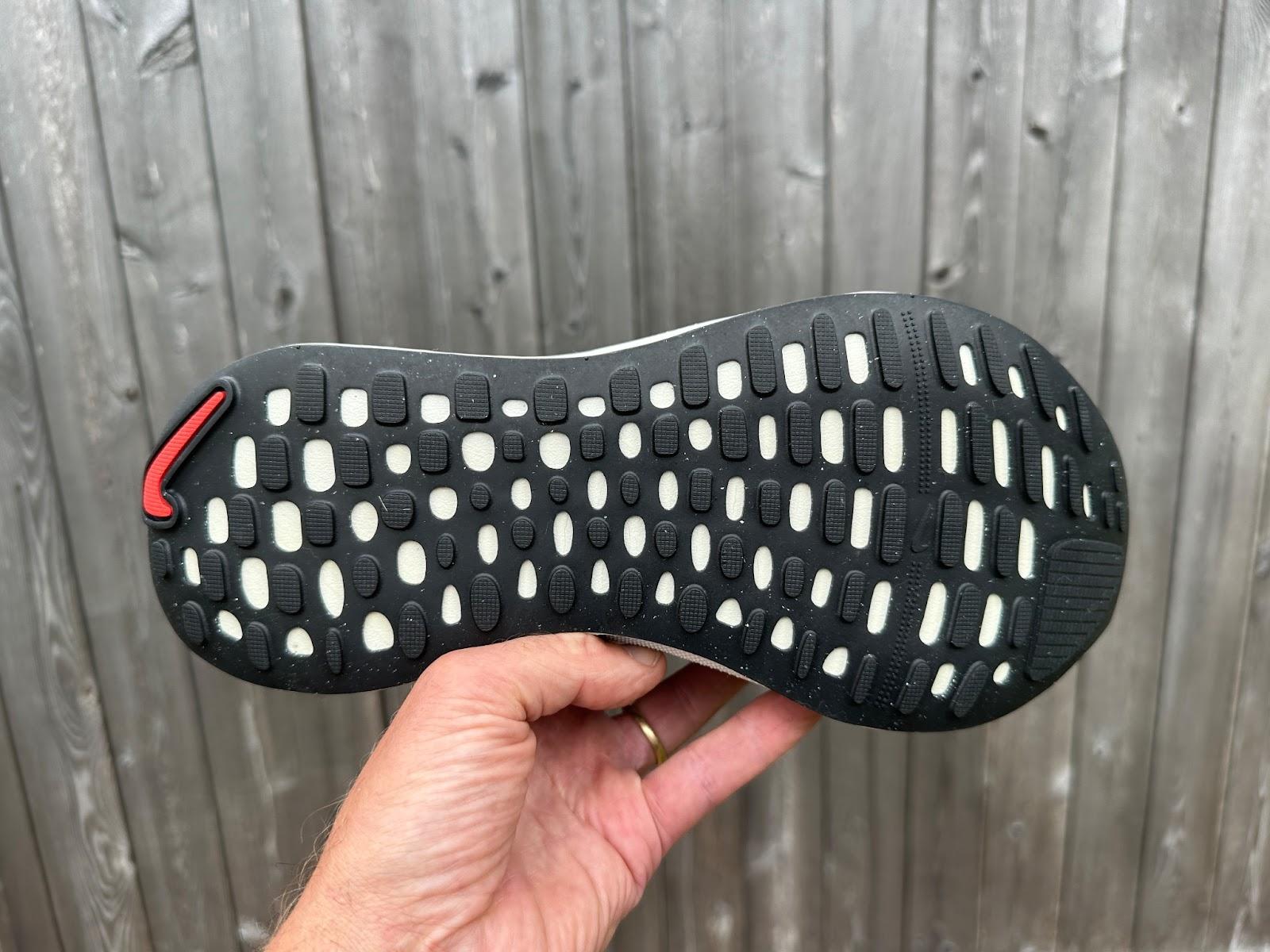 Is this how your running shoes fit? Looks rather large on top(0.5 size too  big) to me, am I wrong? : r/RunningShoeGeeks