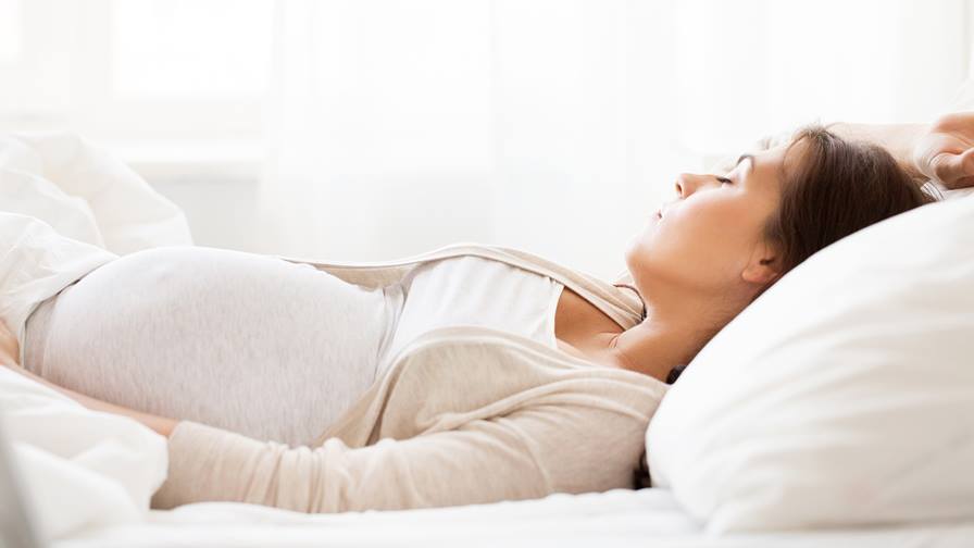  Trong giai đoạn đầu mẹ bầu có thể nằm nghiêng hoặc nằm ngửa tùy theo thói quen