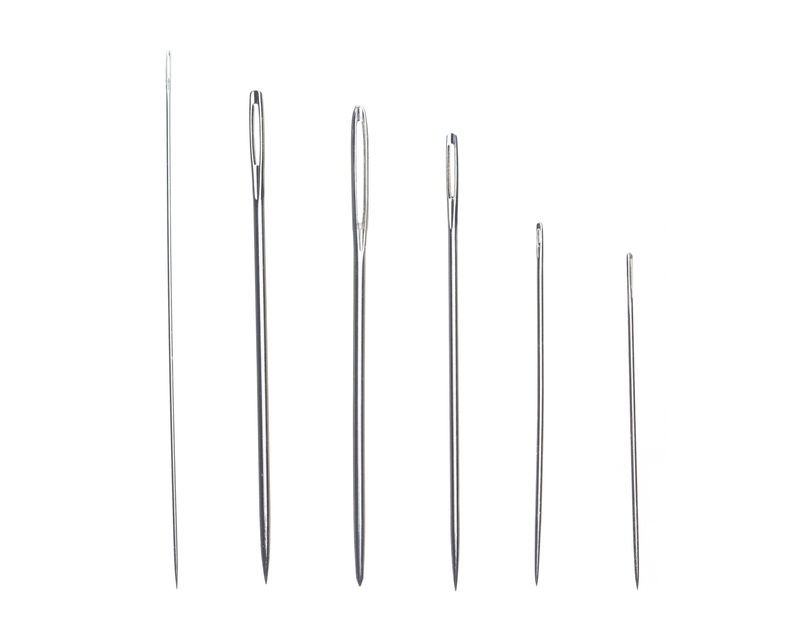 hand sewing needles for handsewing - different needle sizes on white background image