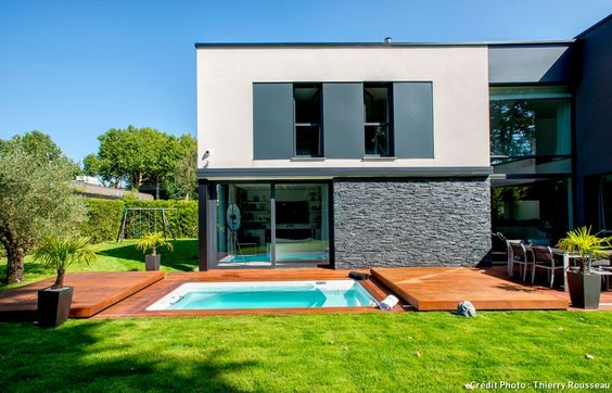 terrasse teck en composite pour piscine moderne