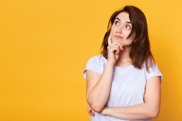 Una persona con la mano en la cara Descripción generada automáticamente con confianza media