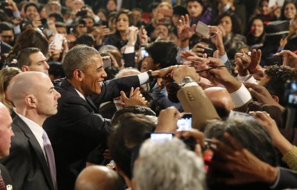 U.S. President Barack Obama shakes hands with the crowd after delivering a speech at Siri Fort Auditorium in New Delhi January 27, 2015. REUTERS-Jim Bourg
