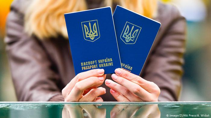 Нині українці офіційно мають право мати лише одне громадянство