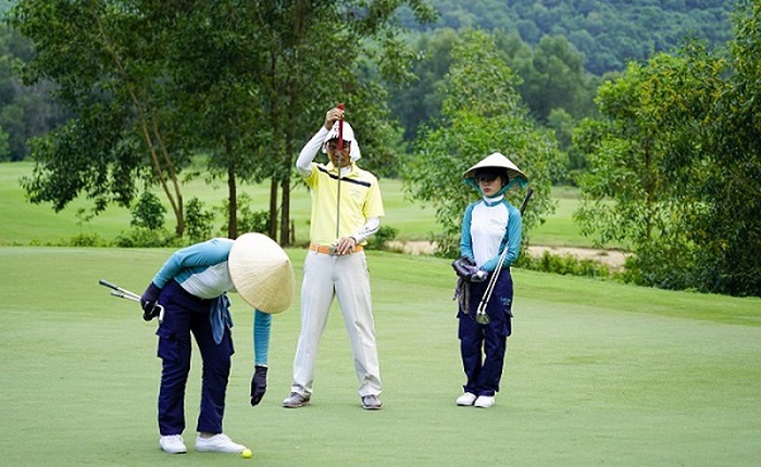 Tour du lịch golf Hà Nam - Đội ngũ caddie nhiệt tình và được đào tạo bài bản rất chuyên nghiệp