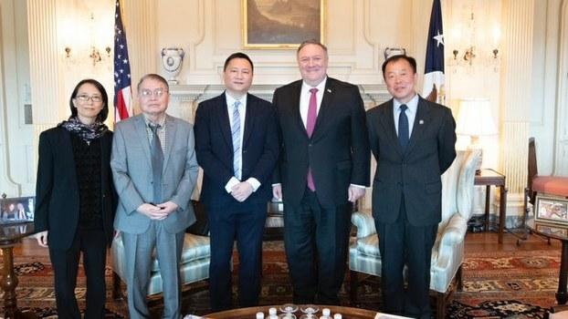 美國國務卿蓬佩奧（Mike Pompeo）6月2日在其國務院辦公室會見六四倖存者。右起李恒青、蓬佩奧、王丹、蘇曉康、李蘭菊。（蓬佩奧推特圖片）