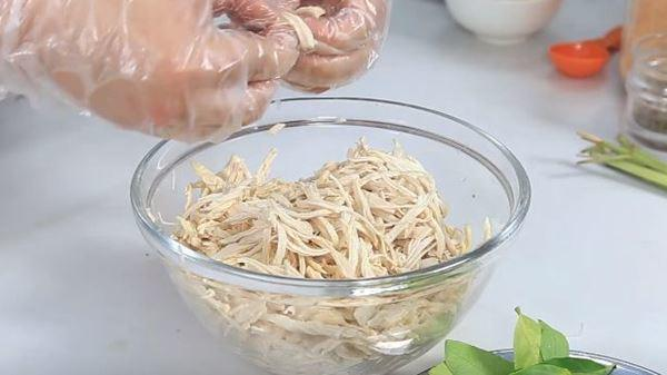 Sơ chế gà trước khi làm thịt gà khô xé sợi