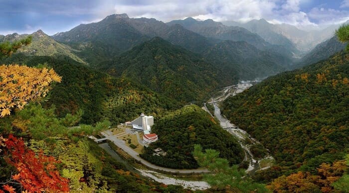 Tour du lịch Triều Tiên: Núi Myohyang-san mang vẻ đẹp hoang sơ, hùng vĩ