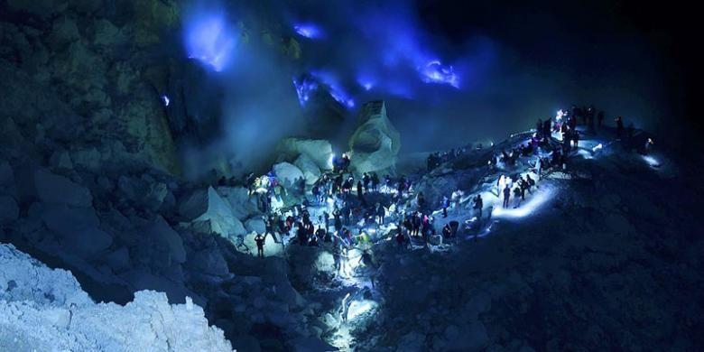 Wisatawan melihat Blue Fire atau api biru di dasar Kawah Gunung Ijen di Kabupaten Banyuwangi, Selasa (9/8/2016) pagi hari. Kabupaten Banyuwangi yang mempunyai julukan sebagai Sunrise of Java tersebut mempunyai sejumlah tempat wisata andalan pantai maupun pegunungan dan dikenal hingga mancanegara.