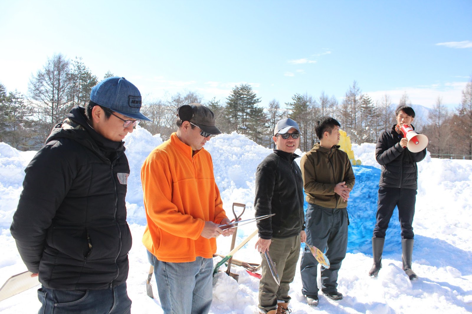 ç»åã«å«ã¾ãã¦ããå¯è½æ§ããããã®:1äººãã¹ãã¤ã«ãç«ã£ã¦ããç©ºãæ¨ãå­ä¾ãéªãå±å¤ãèªç¶