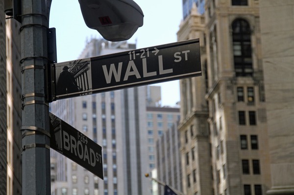 Wall Street and Broad St signs.