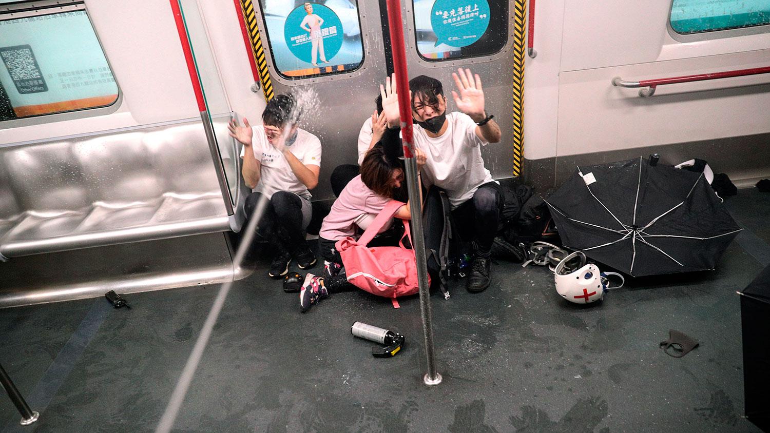 2019年8月31日,香港太子地铁站的一列火车内警方向市民施放胡椒喷剂。