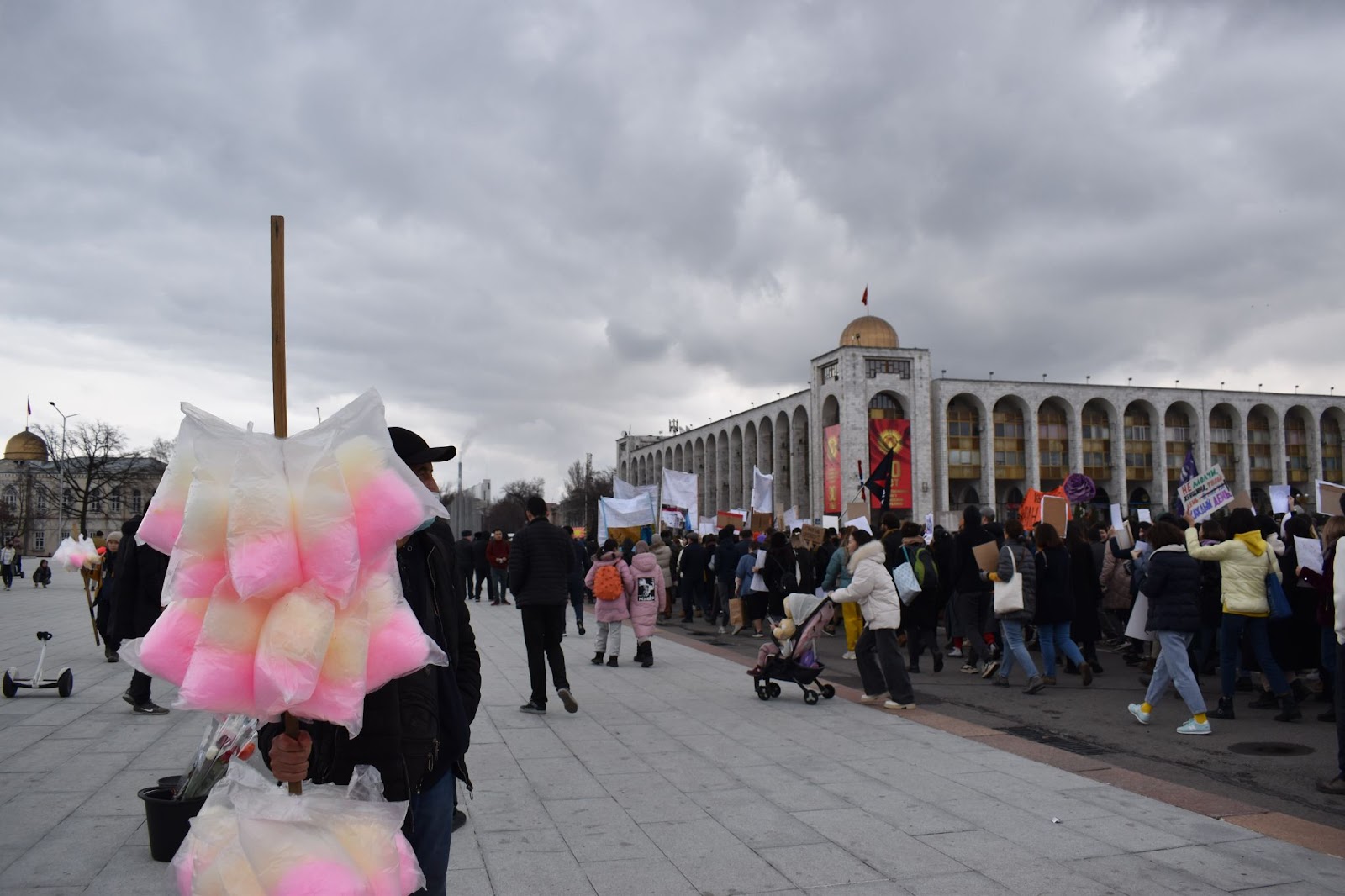 ​Бишкекте аялдардын тилектештик маршы өттү (Фоторепортаж)