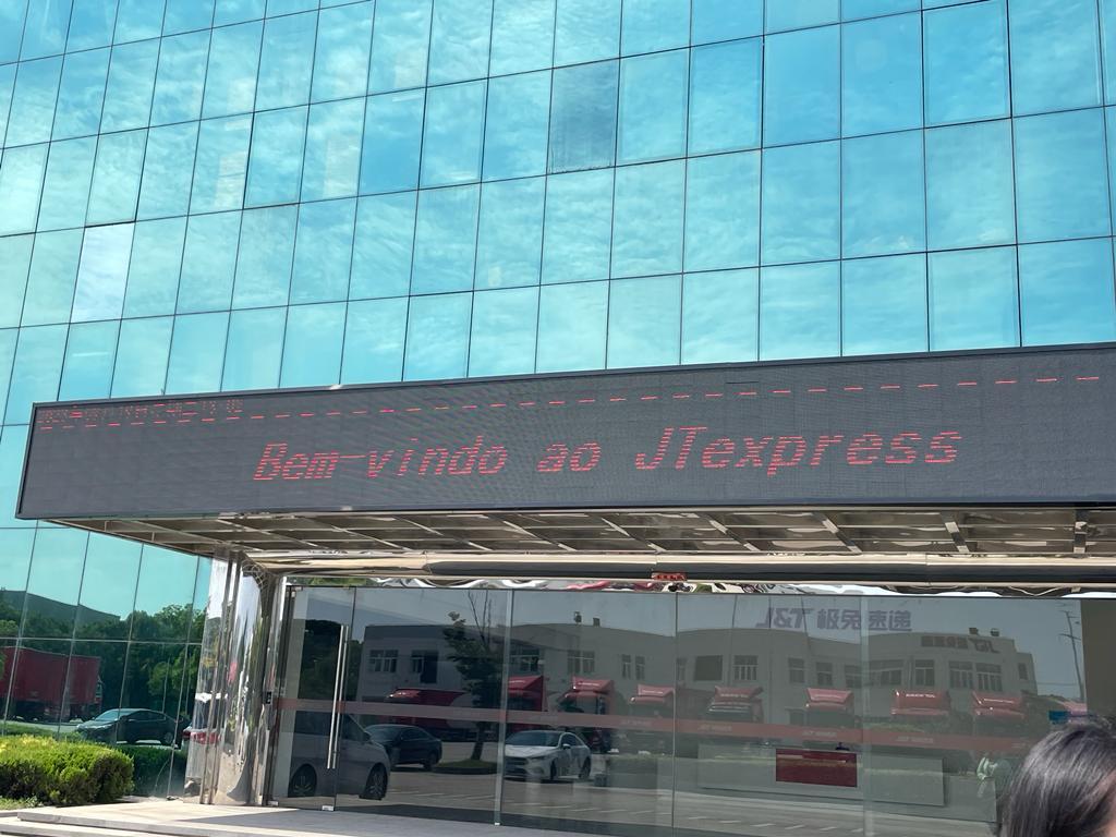 Pessoas em frente a estabelecimento comercial  Descrição gerada automaticamente