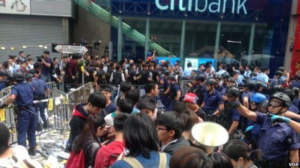 之锋等香港雨伞运动领袖出庭 否认被控罪名