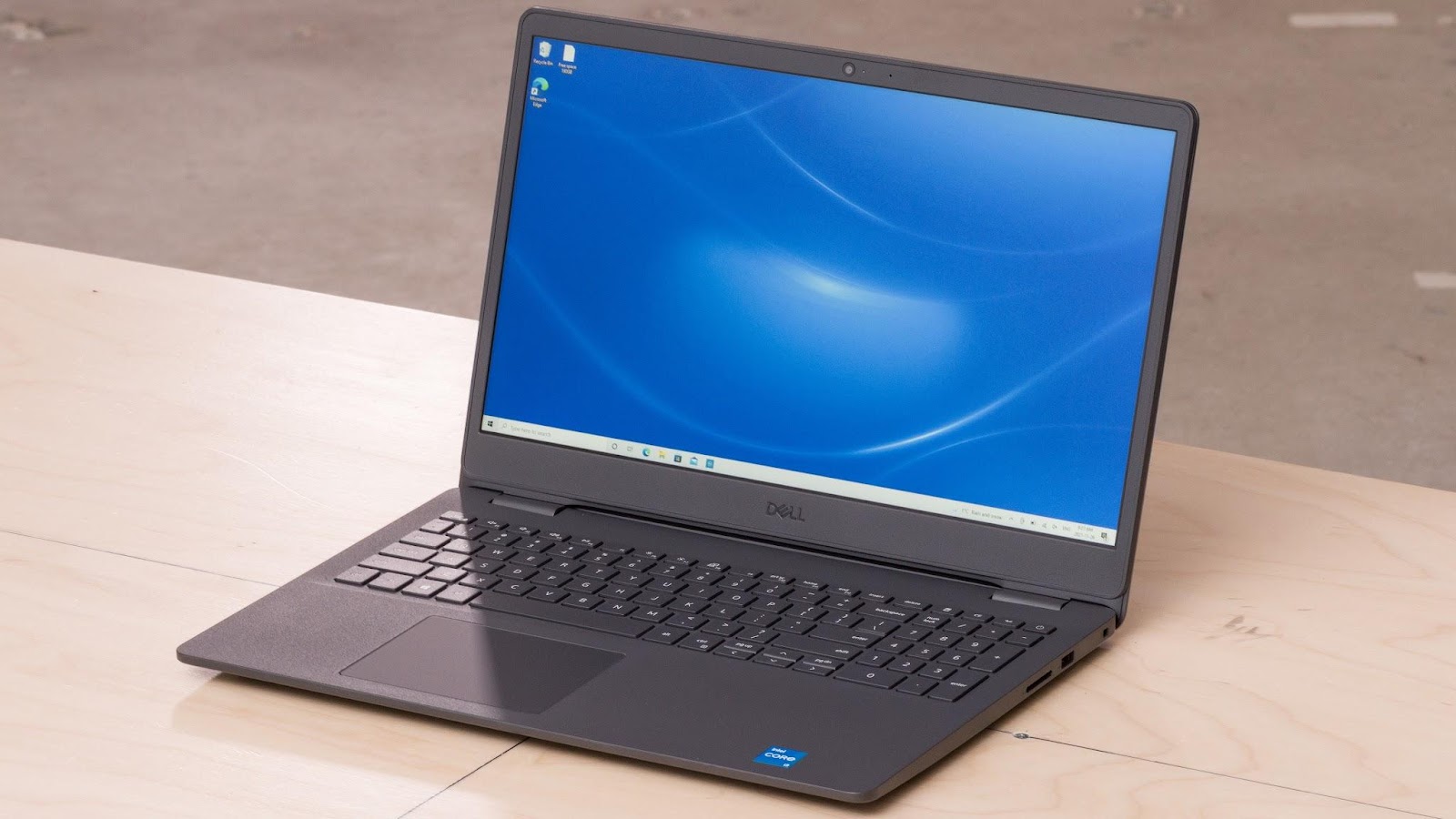 This image shows the Dell Inspiron 15 3000 in the table.