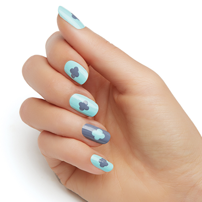 tolle Blumenmuster, Grau mit Hellblau kombinieren, coole Ideen für Sommer Nageldesign