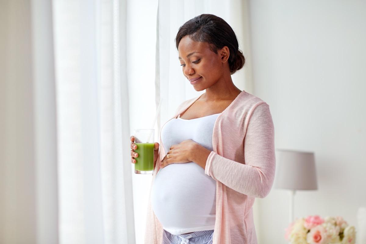 حامل، المرأة الأمريكية الإفريقية، الشرب، عصير الخضار الخضراء`` العصير الملوث على home