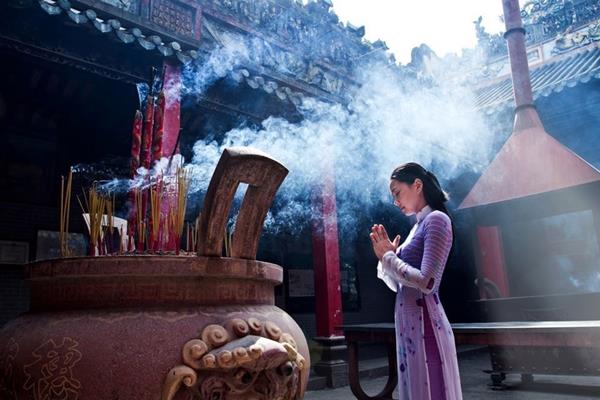 đi chùa vào tháng cô hồn