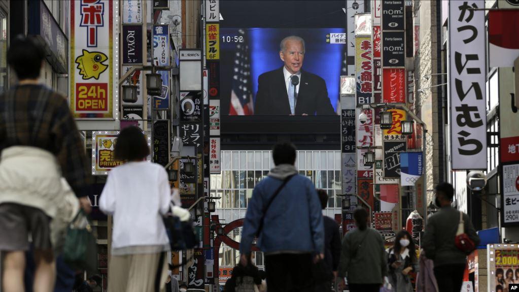 日本东京新宿区购物中心的大型户外屏幕2020年11月8日播放美国总统当选人拜登的演讲。