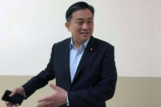 场偏独的民进党立委王定宇提修改《刑法》外患罪，受访时称不会凸显个人主张。(记者 黄春梅拍摄)