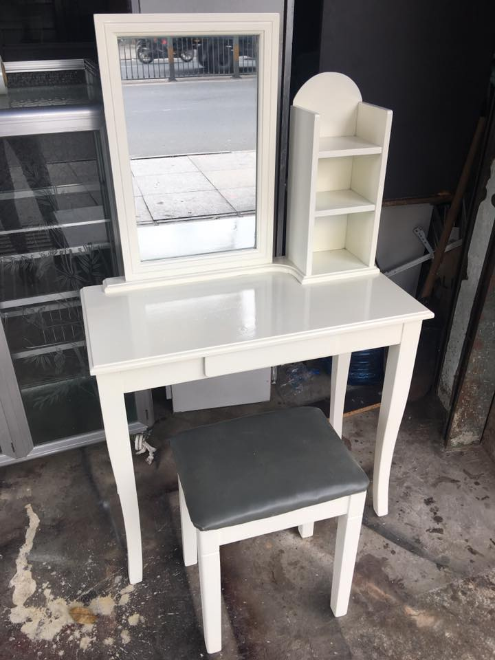 Bàn trang điểm cũ với độ mới cao