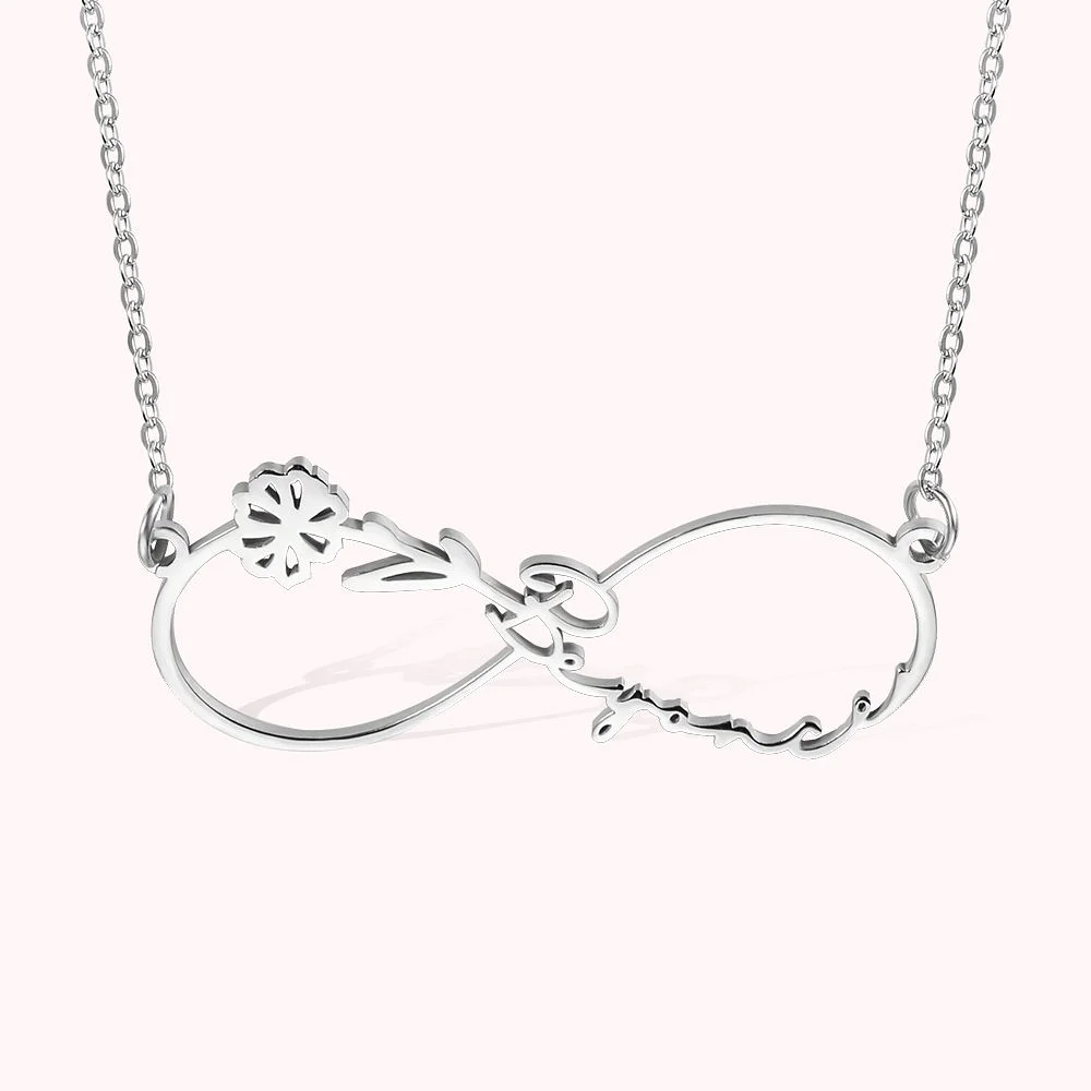 Collier en argent en forme d’infini composé d’un prénom personnalisé et d’une fleur.