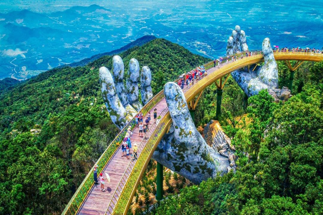 Cầu Vàng tại Bà Nà Hills là một trong những địa điểm du lịch Đà Nẵng “siêu hot” và thu hút đông đảo du khách ghé thăm mỗi năm