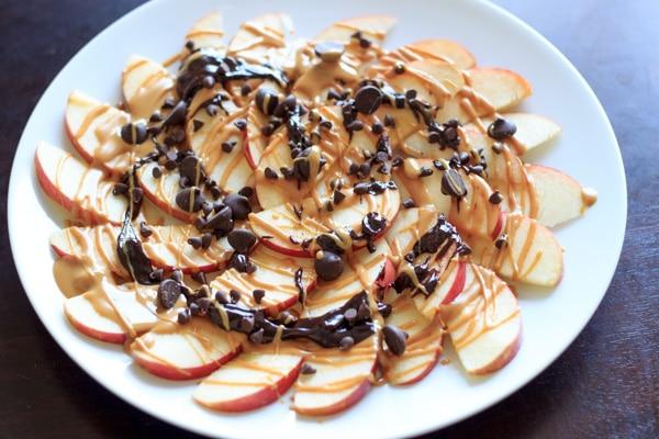 Apple nachos with peanut butter and chocolate - 5 minutes, vegan,  gluten-free, delicious
