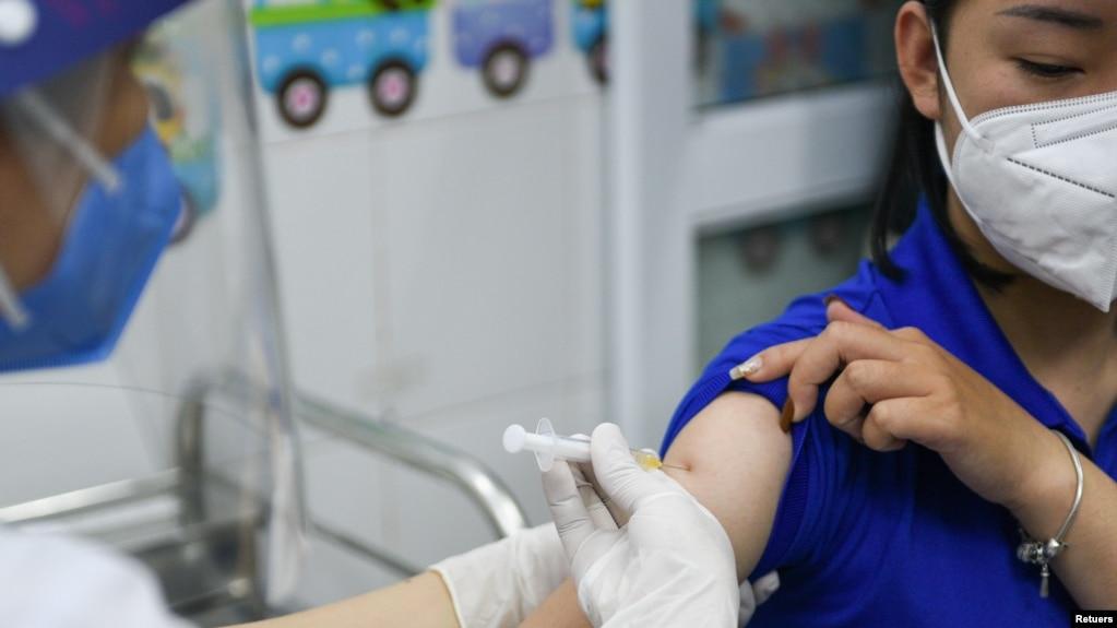 Tiêm vắc xin ở Việt Nam.