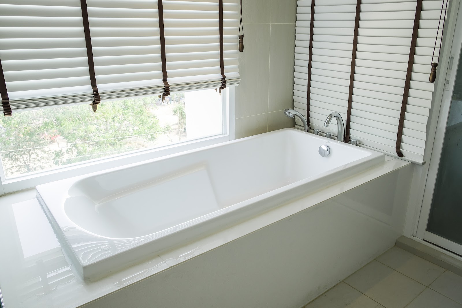 Blinds in cheap bathroom windows