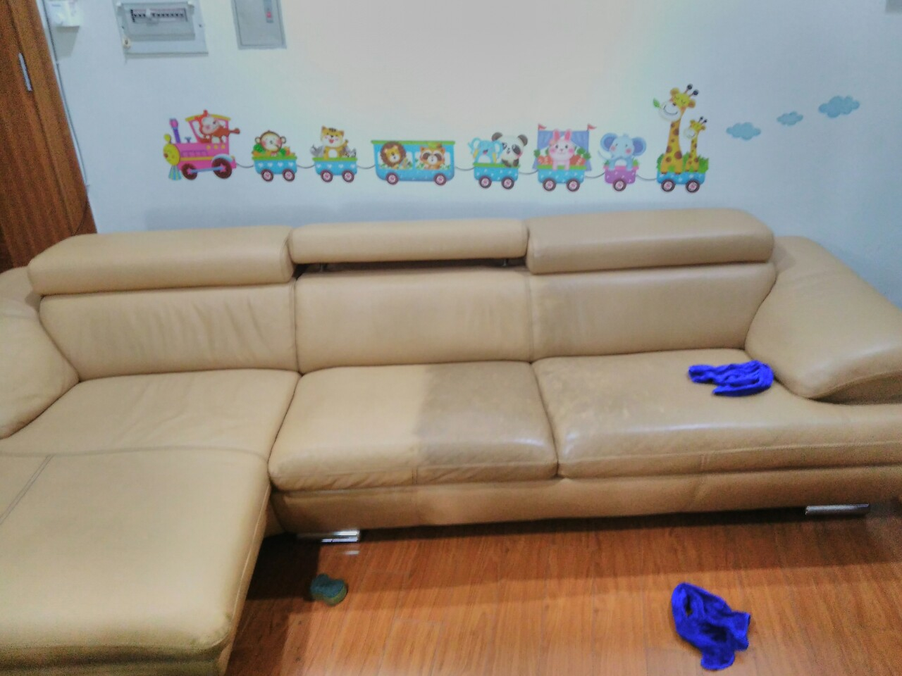 XỬ LÝ MẢNG BÁM, BỤI BẨN TRÊN SOFA DA THẾ NÀO?