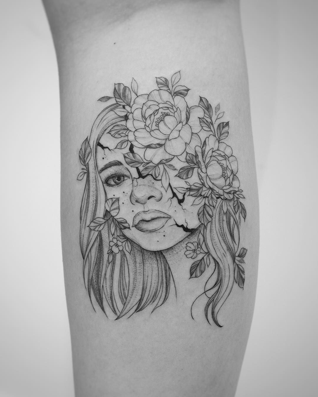 ลายสักเส้นสวยขาวดำ