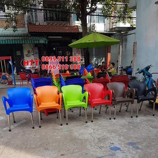 Mẫu bàn ghế ngoài trời thanh lý đa dạng màu sắc