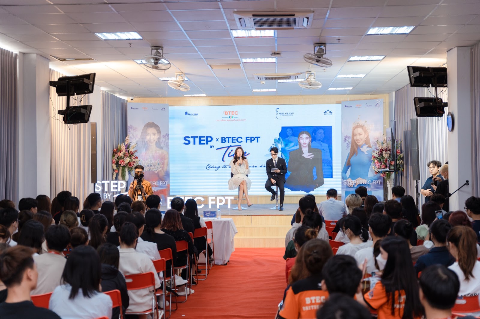 Hoa hậu Thuỳ Tiên chia sẻ quan điểm về tình yêu cho các bạn sinh viên BTEC FPT Ảnh 1