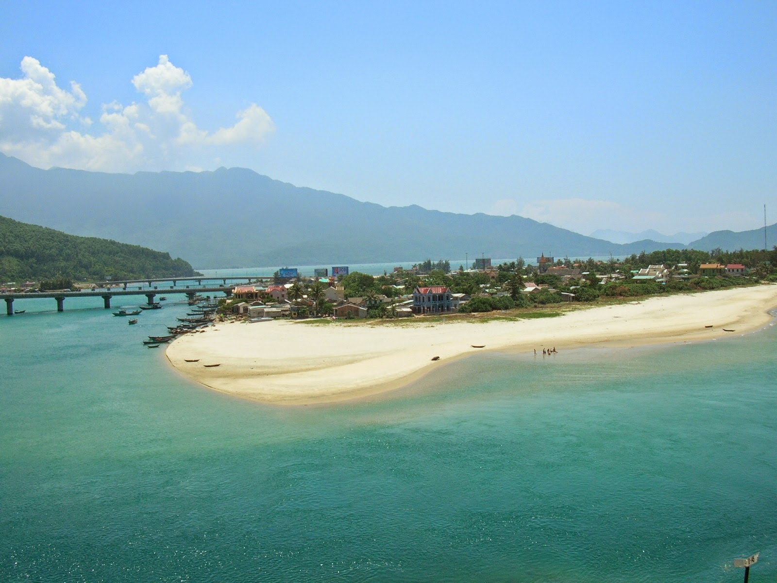 Biển Nhật Lệ được thiên nhiên ưu ái ban tặng bãi cát trắng mịn và làn nước biển trong xanh (Nguồn: Internet)