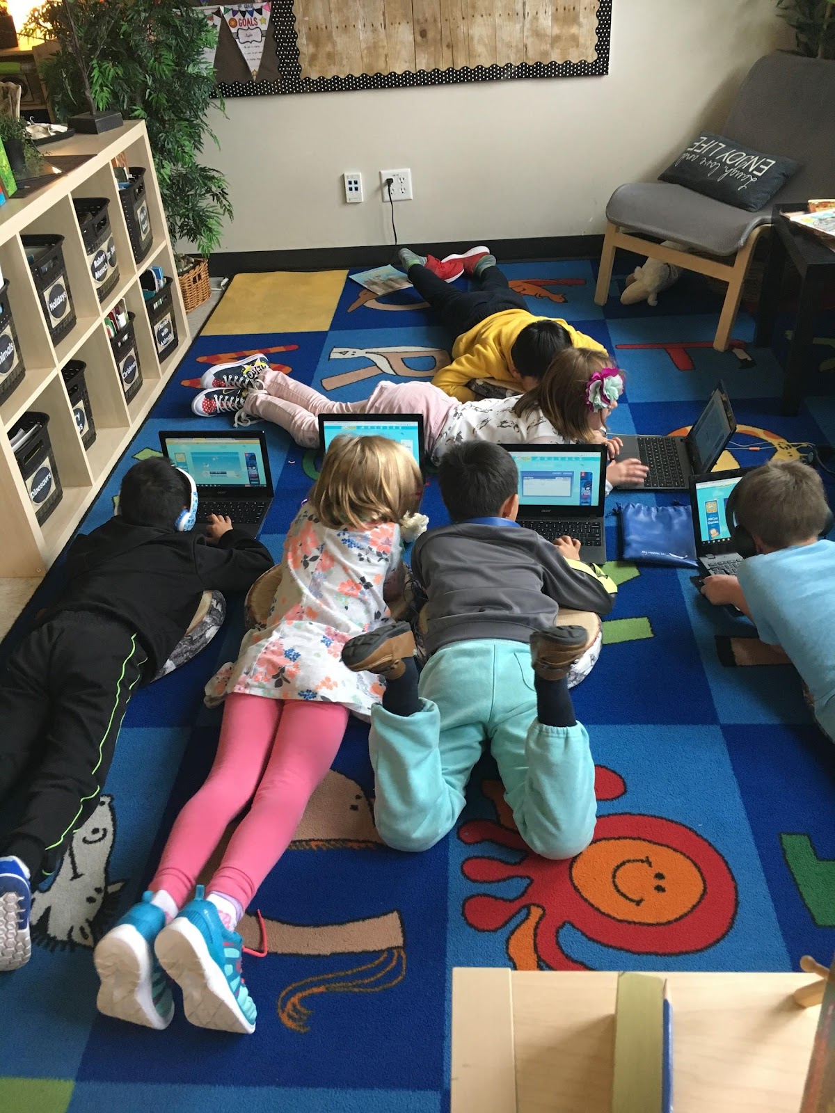 Des élèves travaillant en collaboration sur des appareils Chromebook, à l’école primaire Johnny Bright d’Edmonton