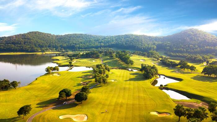 Tour du lịch golf Hải Dương - Sân hồ vô cùng hấp dẫn các golfer với địa hình bằng phẳng phần green dốc